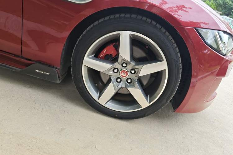 Used Jaguar XE 2015 2.0T 200 PS R-Sport Right Front Wheel Hub