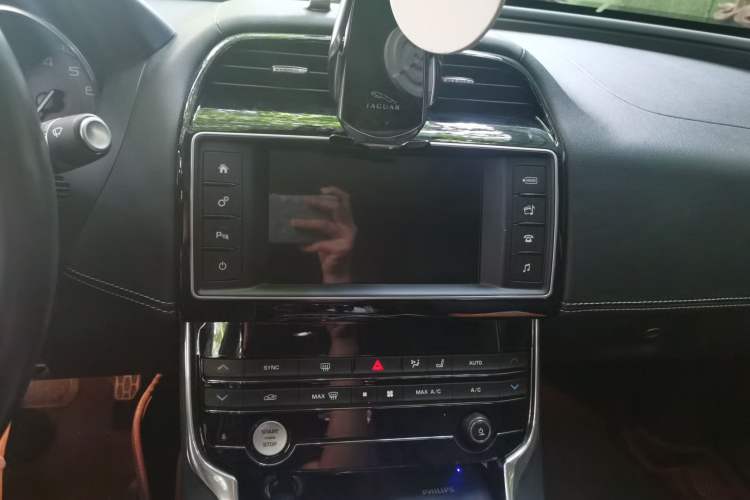 Used Jaguar XE 2015 2.0T 200 PS R-Sport Audio And AC Panel