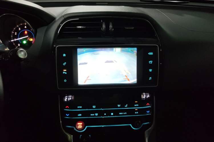 Used Jaguar XE 2015 2.0T 200 PS R-Sport Audio And AC Panel