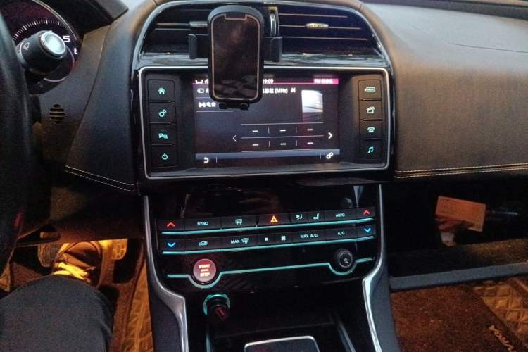 Used Jaguar XE 2015 2.0T 200 PS R-Sport Audio And AC Panel