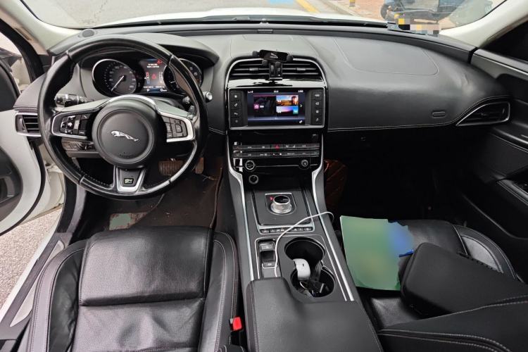 Used Jaguar XE 2015 2.0T 200 PS R-Sport Center Console