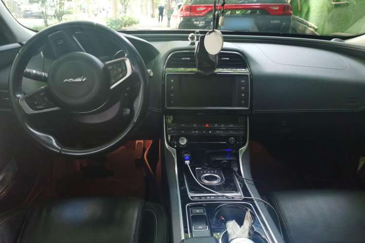 Used Jaguar XE 2015 2.0T 200 PS R-Sport Center Console