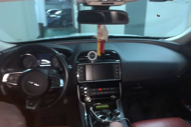 Used Jaguar XE 2015 2.0T 200 PS R-Sport Center Console
