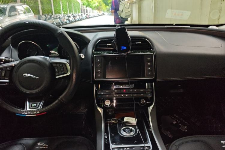 Used Jaguar XE 2015 2.0T 200 PS R-Sport Center Console