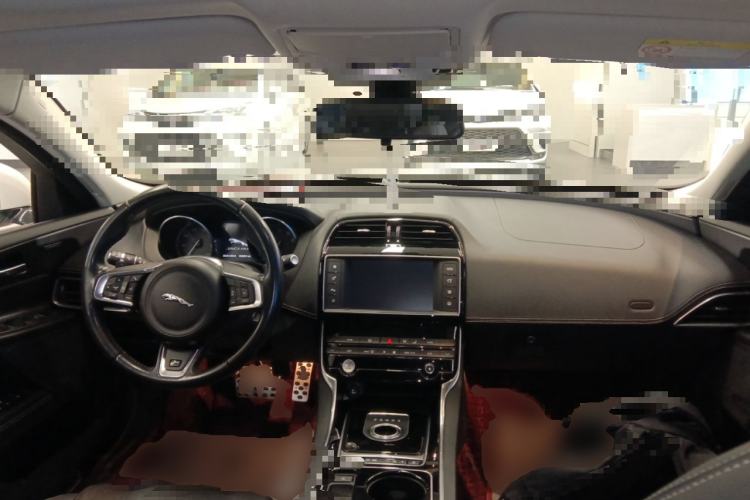 Used Jaguar XE 2015 2.0T 240 PS R-Sport Center Console