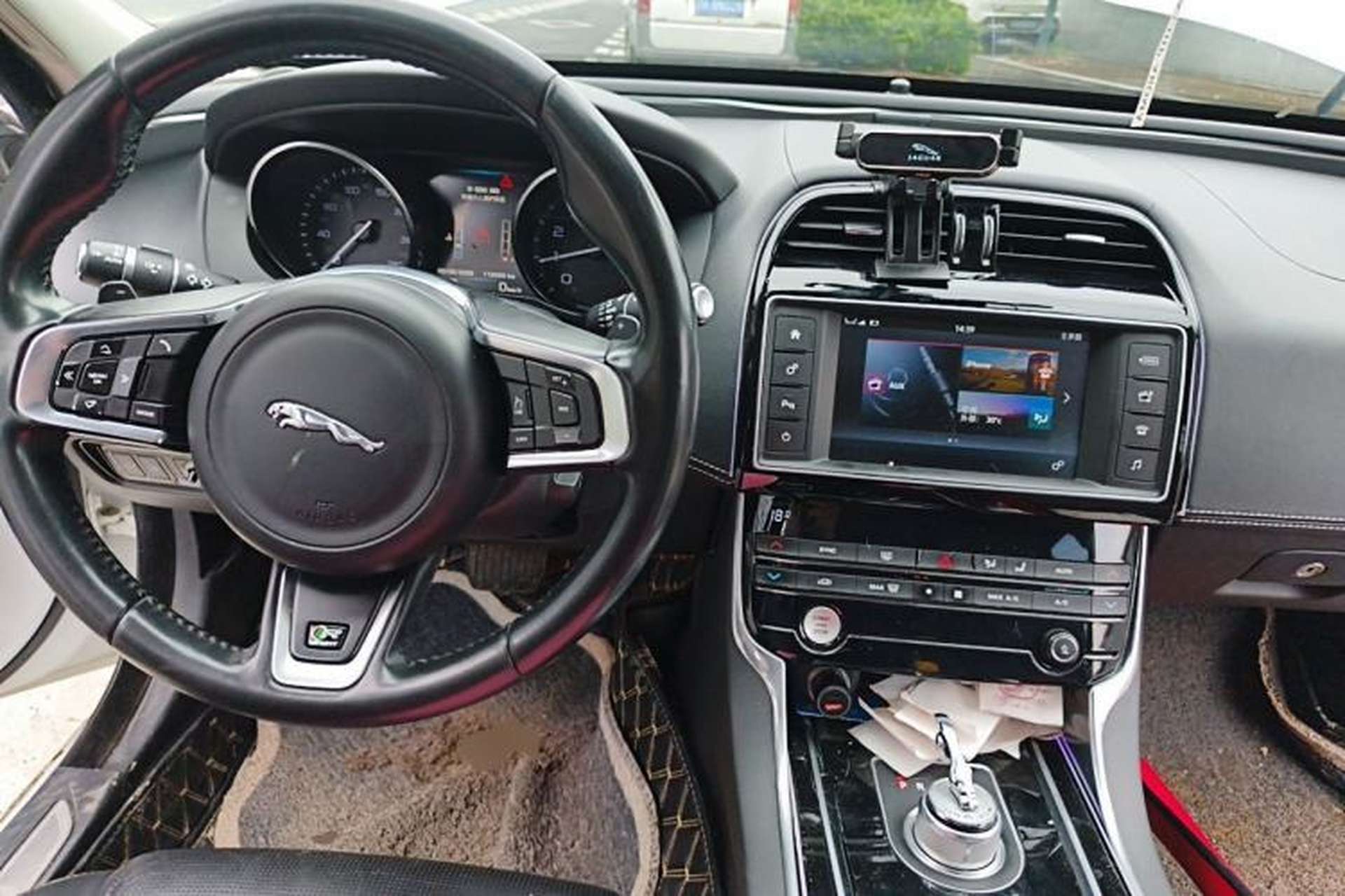 Used Jaguar XE 2015 2.0T 200 PS R-Sport Center Console