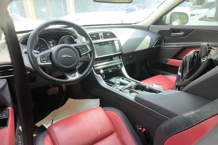 Used Jaguar XE 2015 2.0T 200 PS R-Sport Center Console