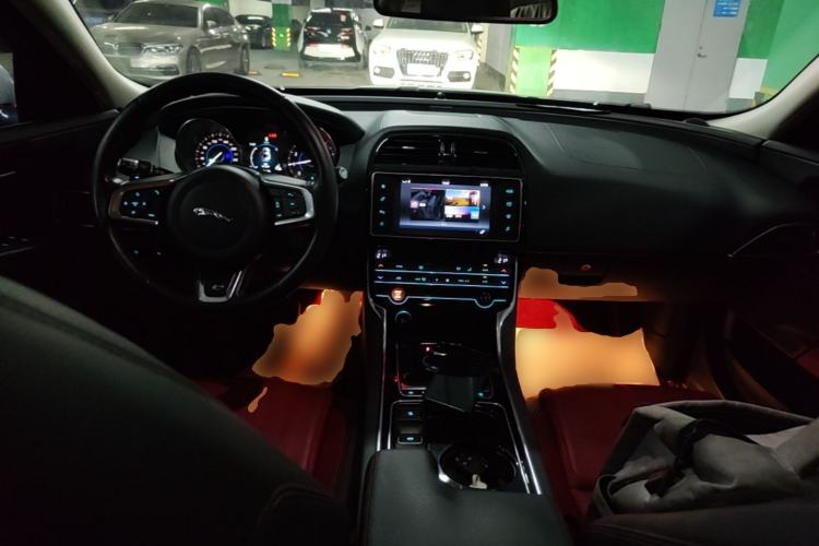 Used Jaguar XE 2015 2.0T 200 PS R-Sport Center Console