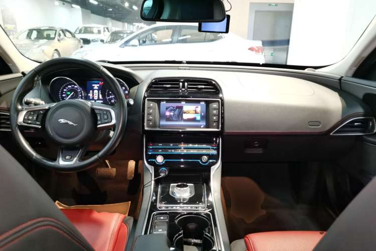 Used Jaguar XE 2015 2.0T 200 PS R-Sport Center Console