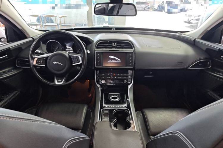 Used Jaguar XE 2015 2.0T 200 PS R-Sport Center Console
