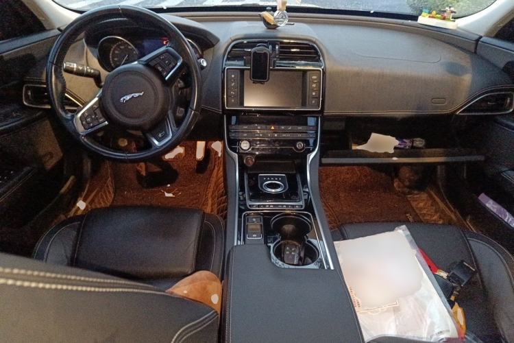 Used Jaguar XE 2015 2.0T 200 PS R-Sport Center Console