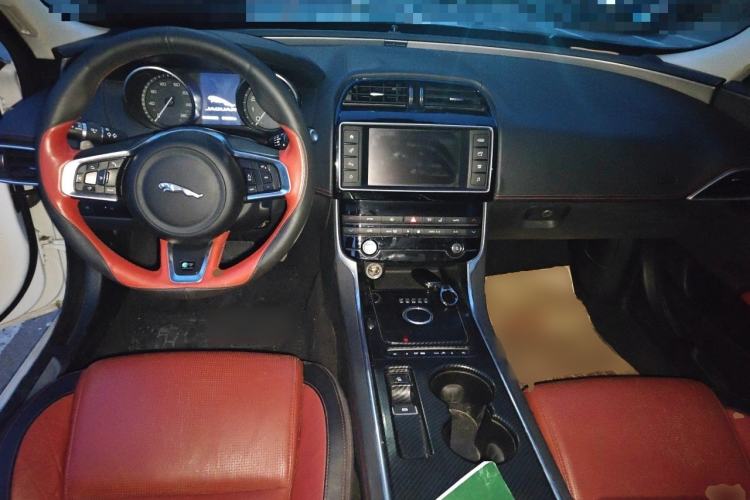 Used Jaguar XE 2015 2.0T 200 PS R-Sport Center Console
