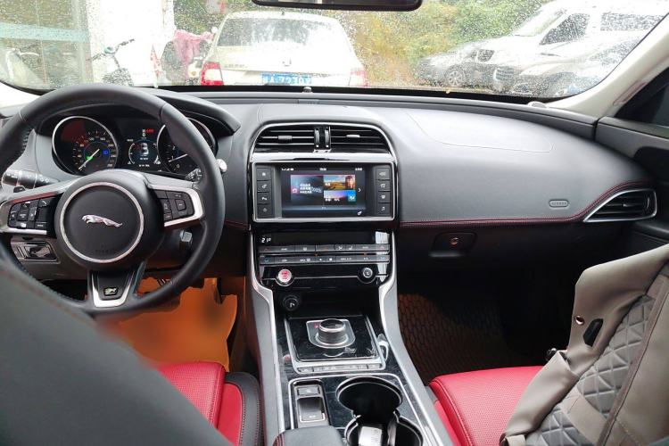 Used Jaguar XE 2015 2.0T 200 PS R-Sport Center Console