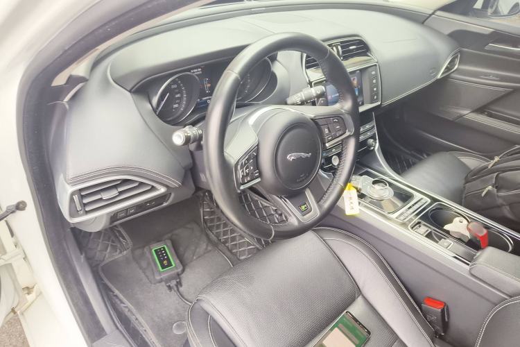 Used Jaguar XE 2015 2.0T 200 PS R-Sport Center Console