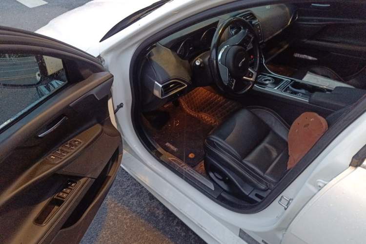 Used Jaguar XE 2015 2.0T 200 PS R-Sport Driver Seat