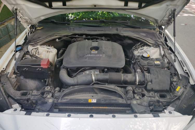 Used Jaguar XE 2015 2.0T 200 PS R-Sport Engine Bay