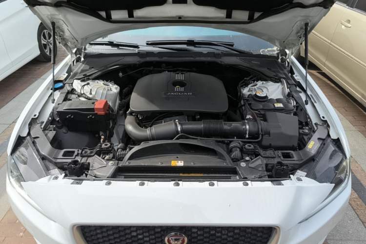 Used Jaguar XE 2015 2.0T 200 PS R-Sport Engine Bay