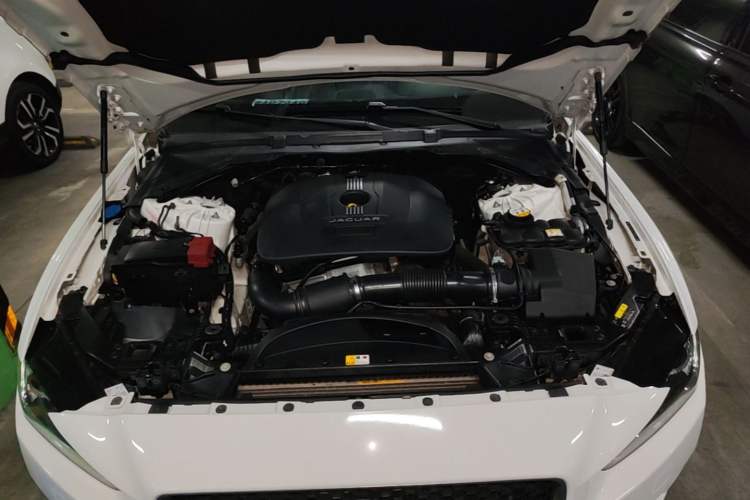 Used Jaguar XE 2015 2.0T 200 PS R-Sport Engine Bay