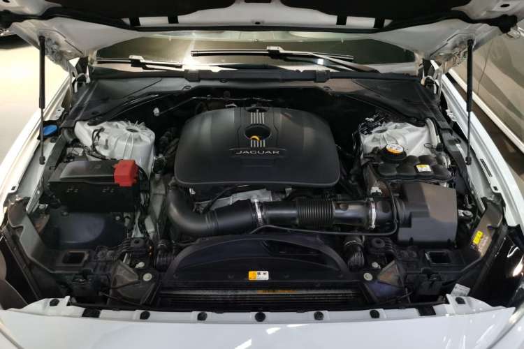 Used Jaguar XE 2015 2.0T 200 PS R-Sport Engine Bay