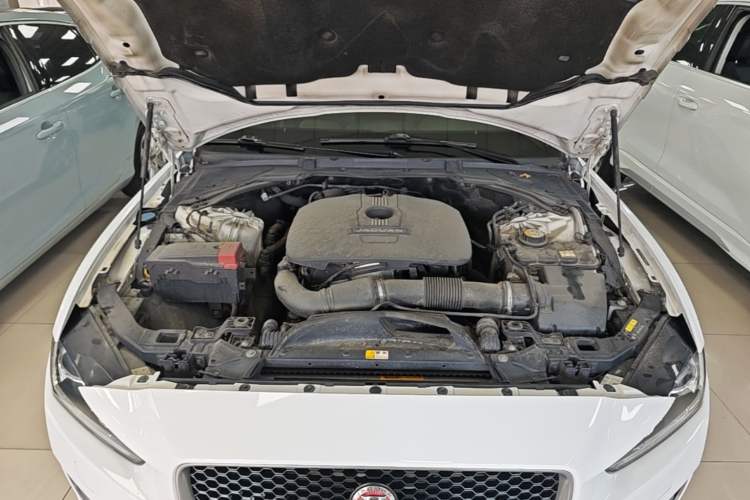 Used Jaguar XE 2015 2.0T 200 PS R-Sport Engine Bay