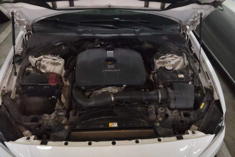 Used Jaguar XE 2015 2.0T 200 PS R-Sport Engine Bay