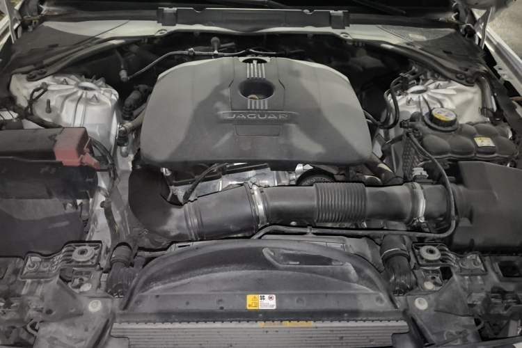 Used Jaguar XE 2015 2.0T 200 PS R-Sport Engine Bay