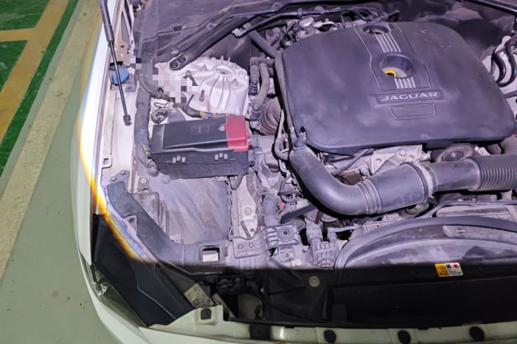 Used Jaguar XE 2015 2.0T 200 PS R-Sport Engine Bay Right
