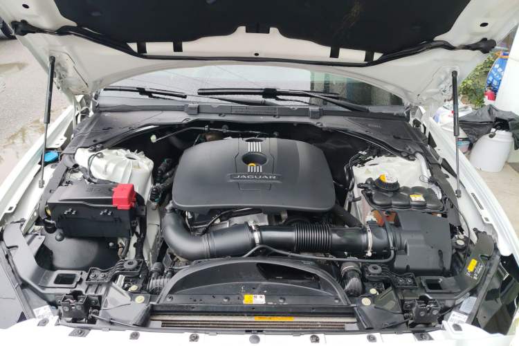 Used Jaguar XE 2015 2.0T 200 PS R-Sport Engine Bay