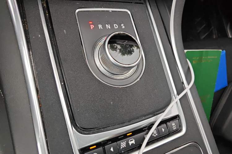 Used Jaguar XE 2015 2.0T 200 PS R-Sport Gear Lever