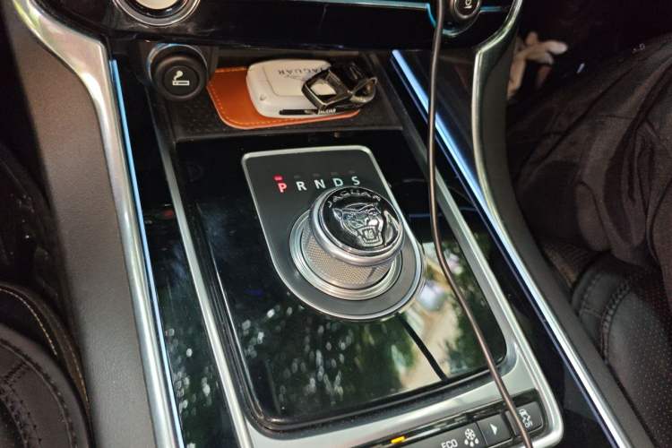 Used Jaguar XE 2015 2.0T 200 PS R-Sport Gear Lever