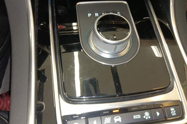 Used Jaguar XE 2015 2.0T 240 PS R-Sport Gear Lever
