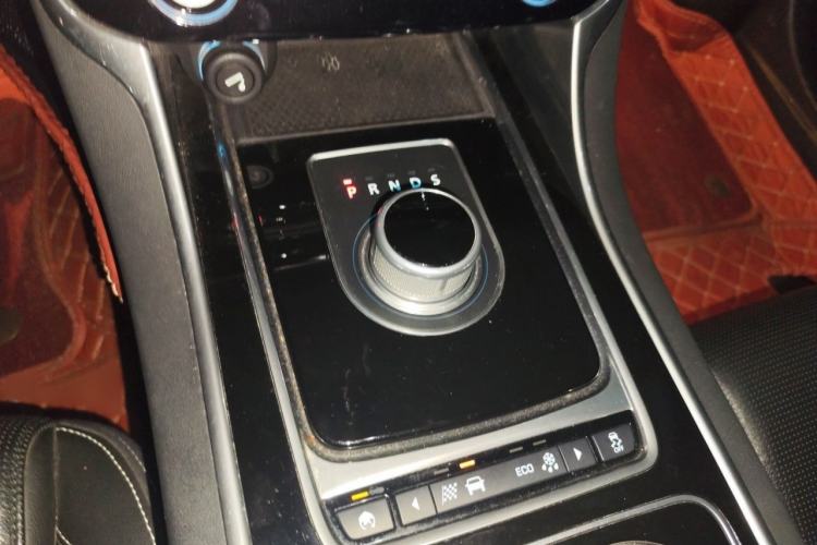 Used Jaguar XE 2015 2.0T 200 PS R-Sport Gear Lever