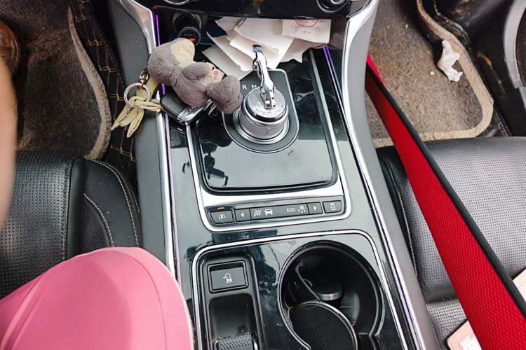 Used Jaguar XE 2015 2.0T 200 PS R-Sport Gear Lever