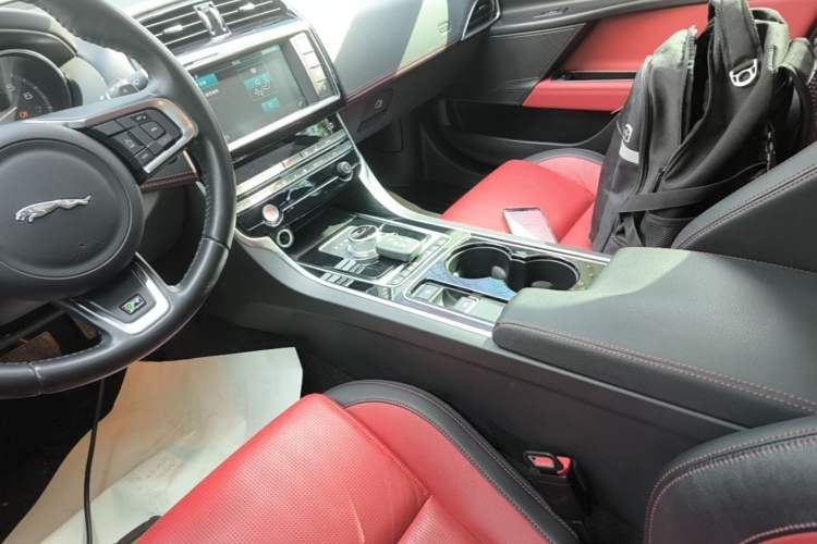 Used Jaguar XE 2015 2.0T 200 PS R-Sport Gear Lever