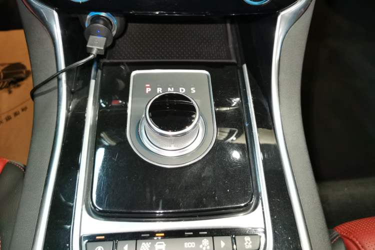 Used Jaguar XE 2015 2.0T 200 PS R-Sport Gear Lever