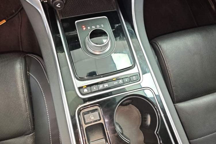 Used Jaguar XE 2015 2.0T 200 PS R-Sport Gear Lever