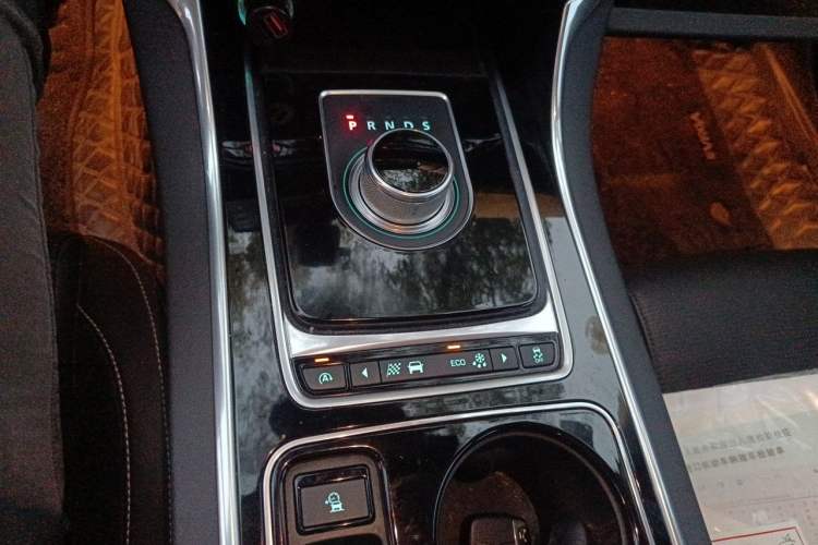 Used Jaguar XE 2015 2.0T 200 PS R-Sport Gear Lever