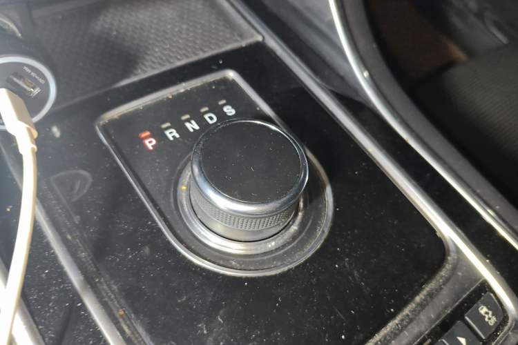 Used Jaguar XE 2015 2.0T 200 PS R-Sport Gear Lever