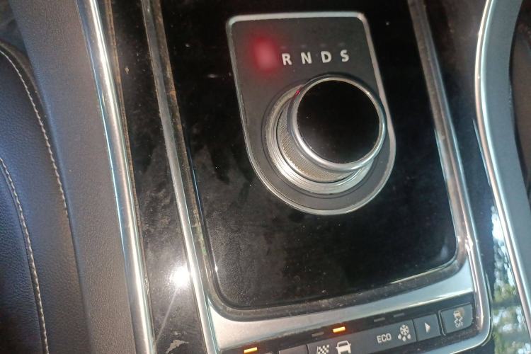 Used Jaguar XE 2015 2.0T 200 PS R-Sport Gear Lever