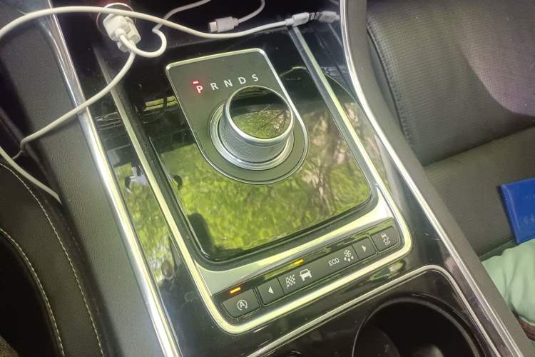 Used Jaguar XE 2015 2.0T 200 PS R-Sport Gear Lever