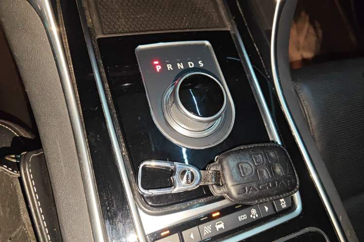 Used Jaguar XE 2015 2.0T 200 PS R-Sport Gear Lever