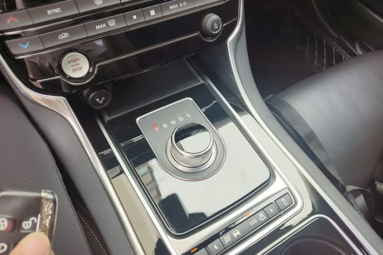 Used Jaguar XE 2015 2.0T 200 PS R-Sport Gear Lever