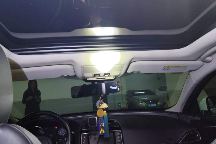 Used Jaguar XE 2015 2.0T 200 PS R-Sport Headliner