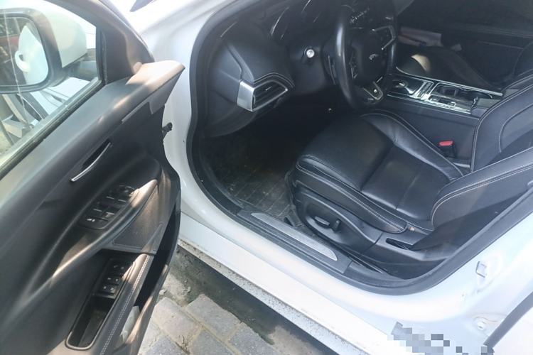 Used Jaguar XE 2015 2.0T 200 PS R-Sport Interior 3