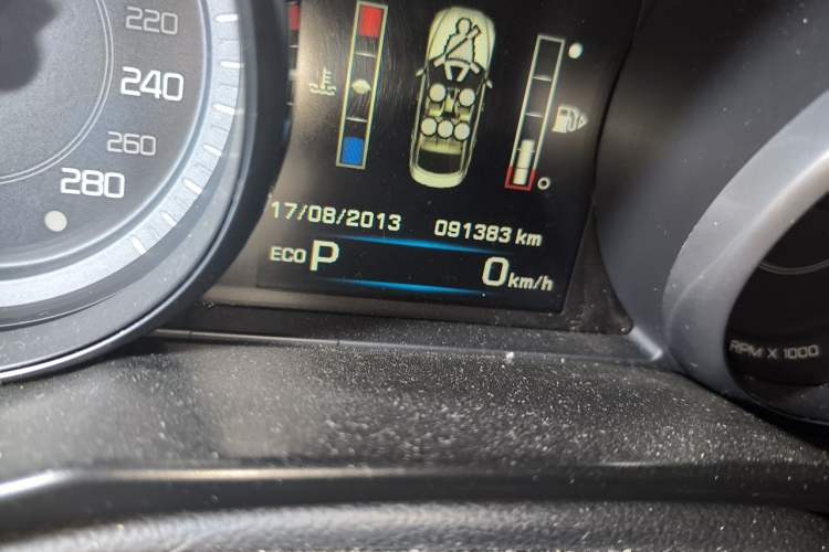 Used Jaguar XE 2015 2.0T 200 PS R-Sport Odometer Close Up