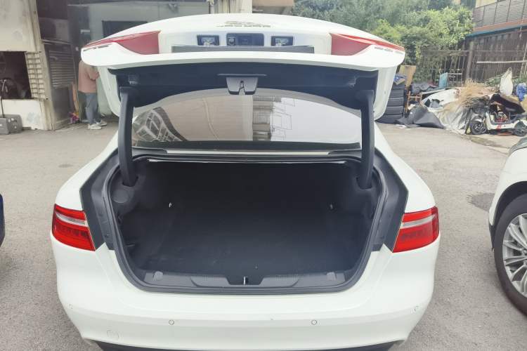 Used Jaguar XE 2015 2.0T 200 PS R-Sport Trunk