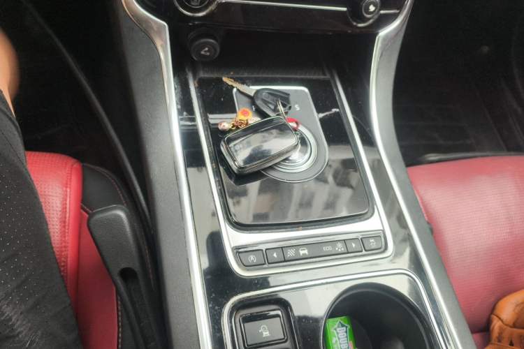Used Jaguar XE 2015 2.0T 200 PS R-Sport Gear Lever