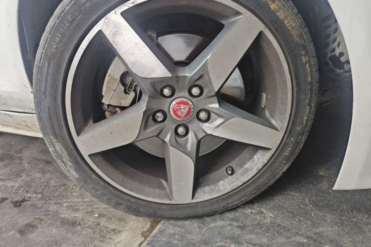 Used Jaguar XE  Right Front Wheel Hub