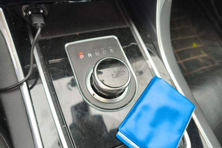 Used Jaguar XE 2017 2.0T 200 PS R-Sport Gear Lever