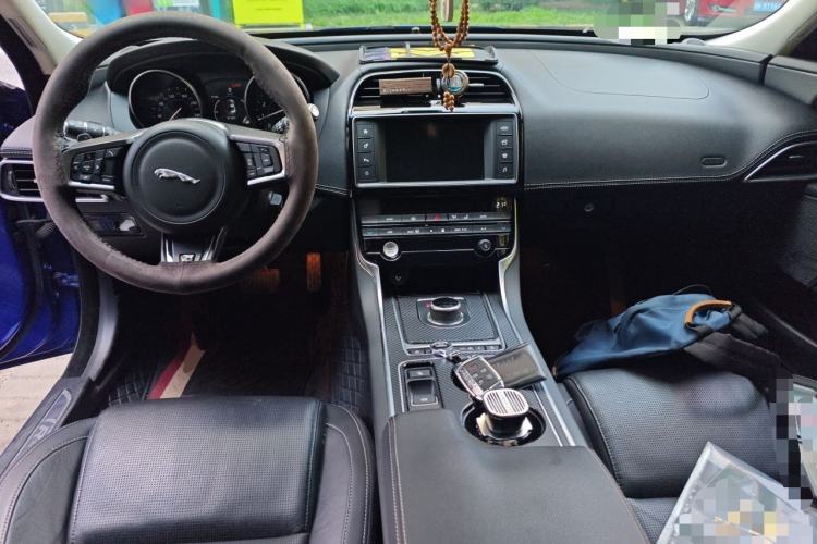 Used Jaguar XE 2017 2.0T 200 PS R-Sport Center Console
